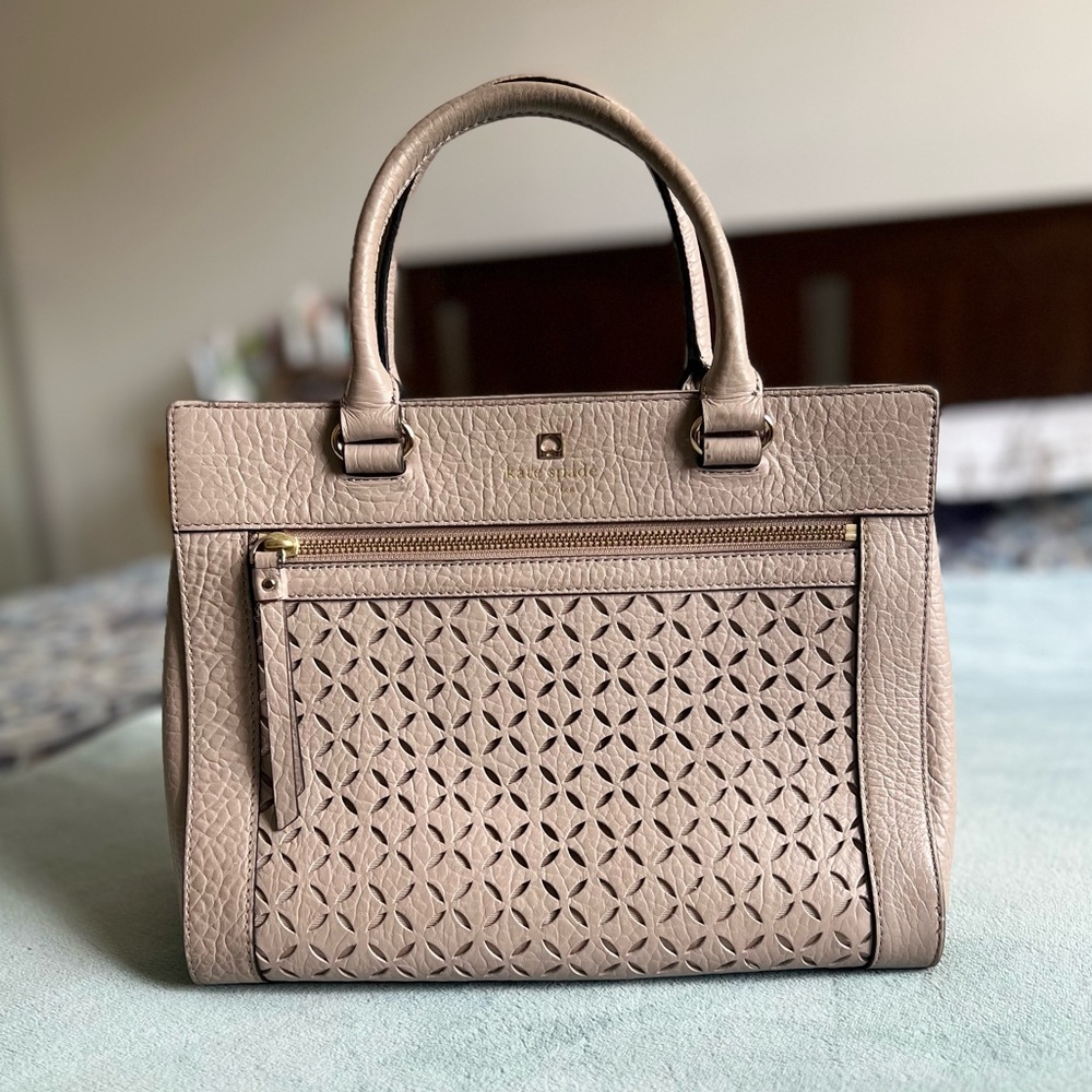 KATE SPADE • Taupe satchel with removable straps & beautiful design on the front